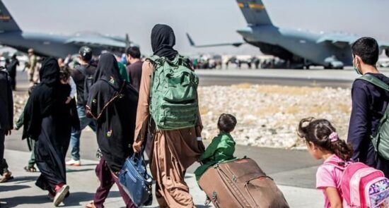 پناهجو افغان 550x295 - انتقاد روسیه از عملکرد امریکا در قبال اطفال پناهنده افغان