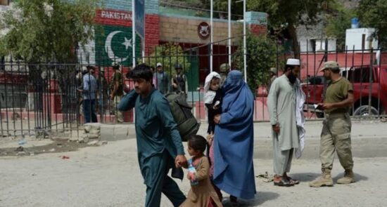 پناهجو پاکستان 550x295 - بی توجهی حکومت پاکستان به وضعیت پناهجویان؛ سارنوالان افغان: با بحران شدید رو به رو استیم
