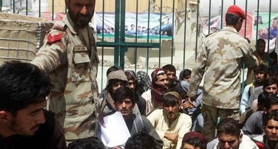 پولیس پاکستان دهها مهاجر افغان را بازداشت کرد