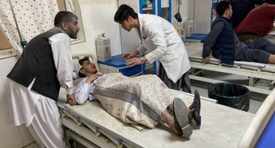 زخمی 550x295 - یوناما حمله اخیر بر خبرنگاران افغان در ولایت بلخ را محکوم کرد