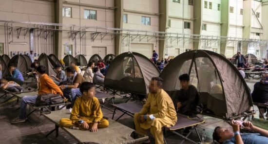 کمپ امارات 550x295 - افزایش نگرانی ها از وضعیت باشنده گان افغان در امارات متحده عربی