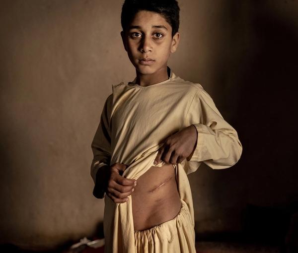 کودک هراتی گرده  - تصویری دردناک از بحران اقتصادی در افغانستان