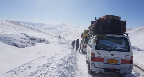 بارش برف سنگین شاهراه کابل – غور را مسدود کرد