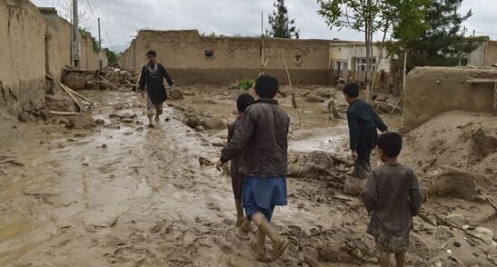 کمک سازمان بین المللی مهاجرت به سیل زدگان در افغانستان