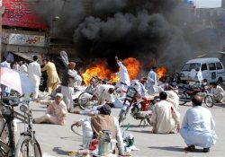 به آتش کشیدن بسته های کمک صلیب سرخ توسط طالبان در هلمند