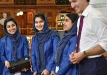 تصاویر دیدار صدر اعظم کانادا با دختران روبات ساز افغان (5)
