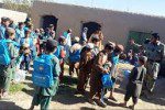 تدریس کودکان توسط عساکر پولیس در ولایت هلمند